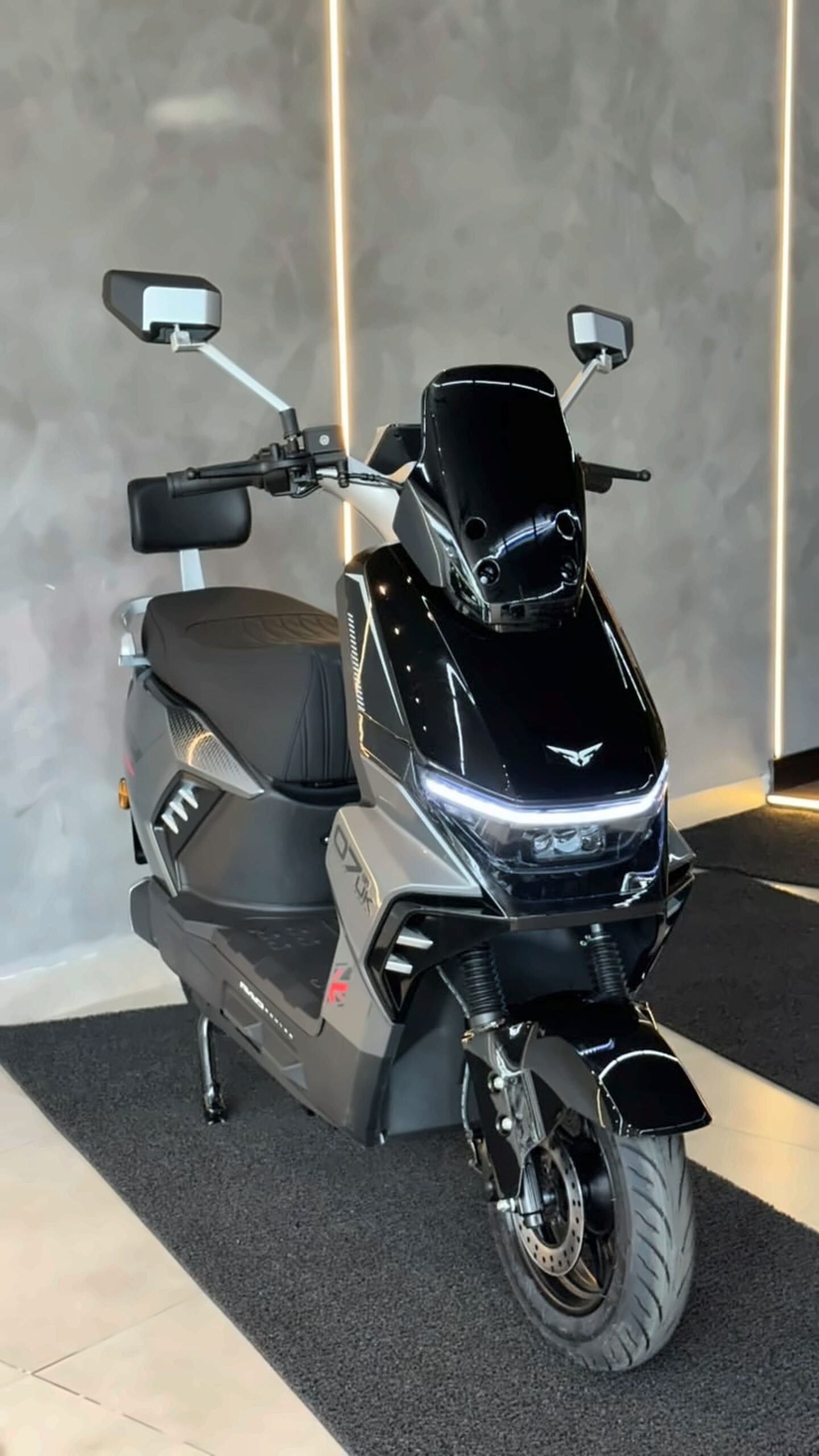 moto_4k_enhanced_03.jpg