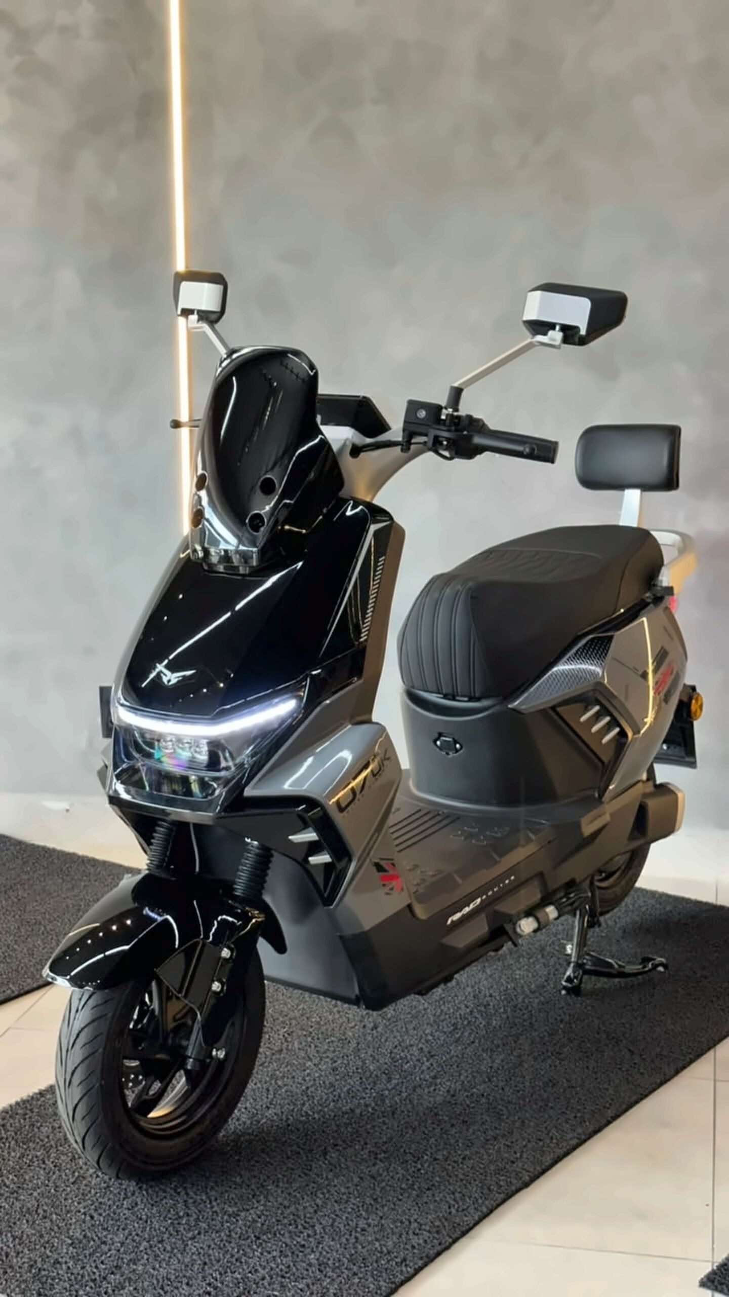 moto_4k_enhanced_04.jpg