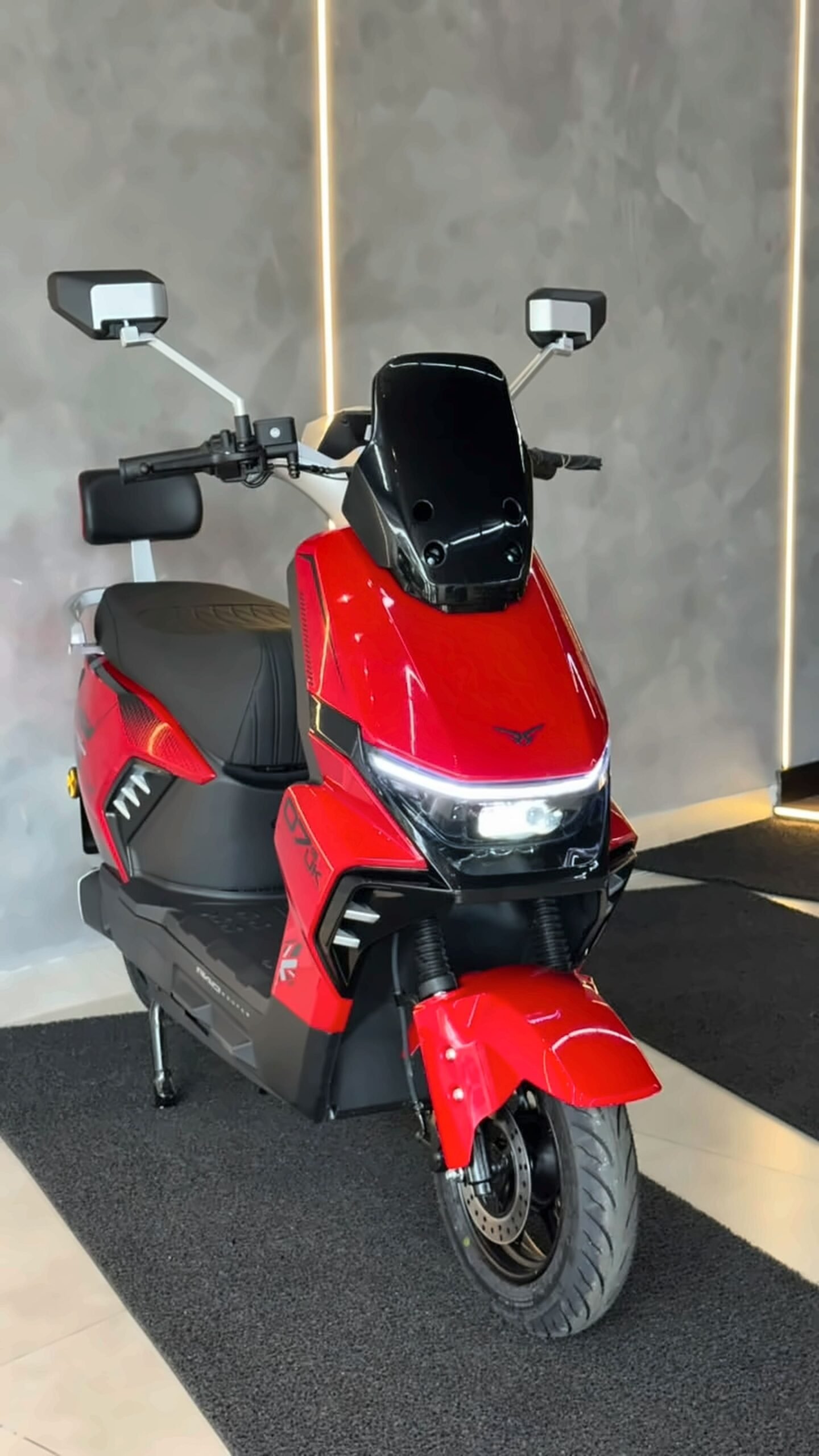 moto_4k_enhanced_05.jpg