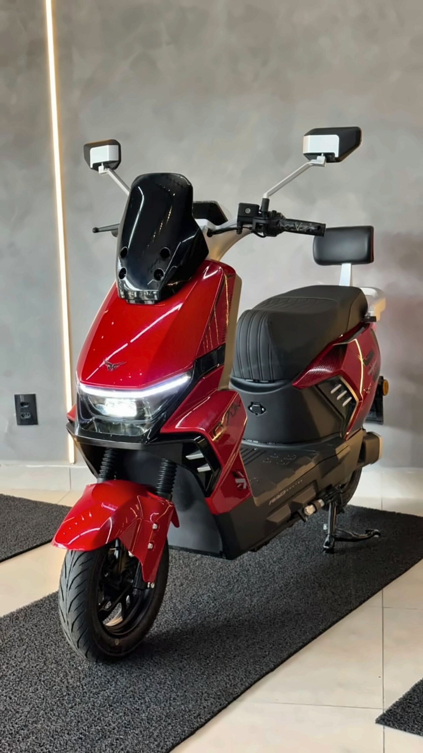 moto_4k_enhanced_06.jpg